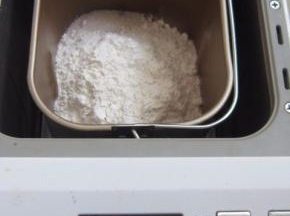 依次将：南瓜泥、水、鸡蛋、面粉、白糖、盐、酵母投入面包桶选择“和面”程序。