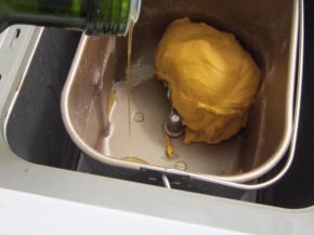 和面结束后倒入橄榄油。