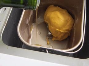 和面结束后倒入橄榄油。