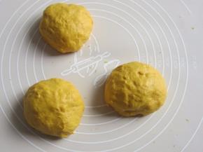 将发好的面团揉匀排气份成3份，松驰15份钟