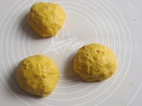 将发好的面团揉匀排气份成3份，松驰15份钟