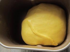 面团室温发酵至两倍大。