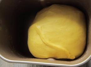 面团室温发酵至两倍大。