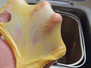 取块小面团能拉也薄薄的手套膜即可。