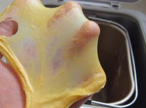 取块小面团能拉也薄薄的手套膜即可。