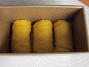 依次放入吐司盒内。