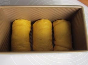 依次放入吐司盒内。