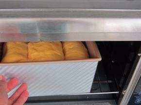 放入预热好的烤箱，上下火180度下层烤40分钟。