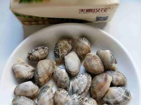 吐干净沙的花甲，捞出放入盘中