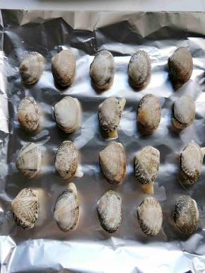 控干水分的发甲放入铺好锡纸的烤盘上