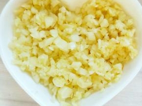 在烤花甲的同时，我们来制作调料，大蒜剥皮剁成蒜泥 