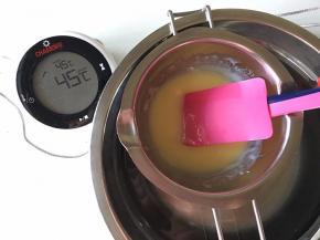 将白巧克力+淡奶油隔45度热水加热至熔化，边加热边搅拌成白巧克力奶油酱