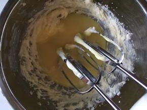 黄油软化用电动打蛋器低速打至稍蓬松，加入细砂糖A转中速打均匀；
加入白巧克力奶油酱用电动打蛋器低速混合均匀