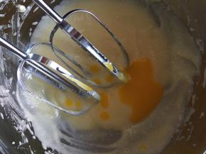 分次加入蛋黄，每一次低速混合均匀再加入下次蛋黄