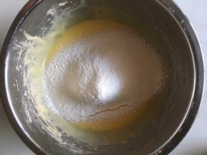 筛入过筛的低筋面粉