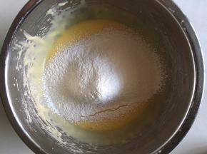 筛入过筛的低筋面粉