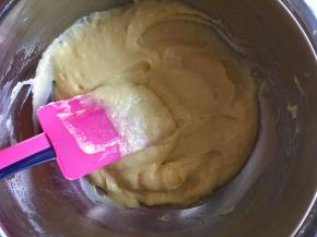 用刮刀翻拌均匀，至无干粉