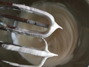 分3次加入细砂糖B，用电动打蛋器打至硬性发泡