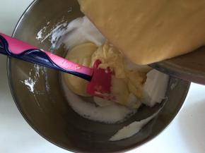 再次加入1/3蛋白霜，此时用刮刀轻轻翻拌均匀，将拌好的蛋糕糊倒回剩下的蛋白霜中，用刮刀由底部像上翻