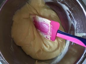 用刮刀翻版均匀，面糊比较厚重可以用力混合，直至面糊和蛋白霜充分混合