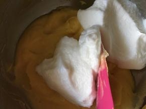 取1/3的蛋白霜，加入到拌好的蛋黄糊