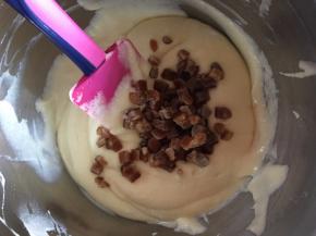 加入橙皮丁，轻轻翻拌几下均匀即可