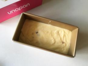 面糊倒入模具中，并且震出大气泡