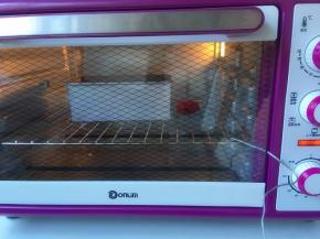 烤箱预热160度，上下火，中下层烘烤约40分种；烤制表面上色即可出炉放晾网上冷却后切片