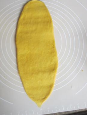 取面团用擀面仗擀成长舍状。