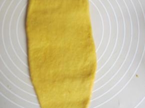 取面团用擀面仗擀成长舍状。