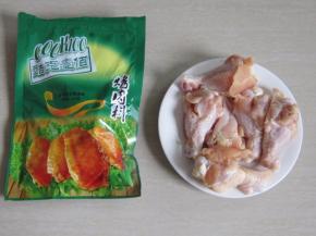 准备好烤肉料并将鸡腿洗净。