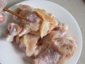 为了能更好的入味，用竹签在鸡腿上戳小洞。