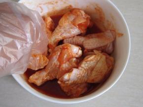 将鸡腿放入腌料中用手抓匀