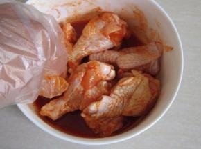 将鸡腿放入腌料中用手抓匀