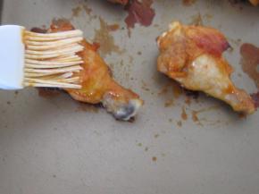 烤到15钟取出鸡腿层上剩余在碗中的腌料，放入烤箱。