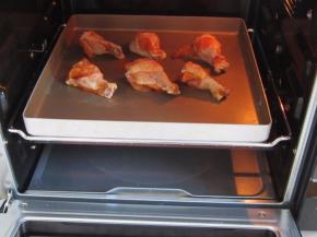 将鸡腿放入不粘烤盘，送进预热好的烤箱中层200度烤30分钟左右。