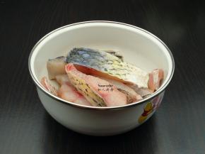 鱼洗净切块，放盐、油、料酒、酱油拌均腌制5分钟。