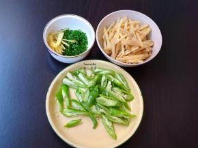 竹笋去壳洗净切丝，青椒去籽去蒂切好，生姜香葱准备待用；