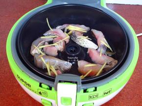 锅放一点油，放入鱼块，上面撒生姜丝；PS：不要加搅拌器