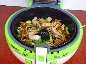 竹笋、青椒六成熟，加入酱油翻转一次；