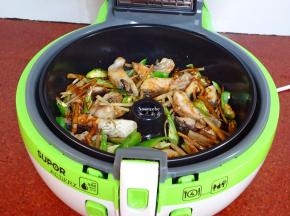 竹笋、青椒六成熟，加入酱油翻转一次；