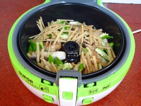 鱼煎至微黄，加入青椒、竹笋