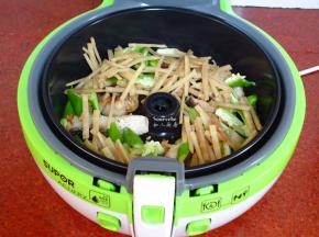 鱼煎至微黄，加入青椒、竹笋