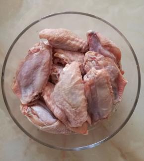 1.鸡中翅洗净。