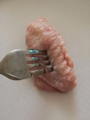 2.那牙签或者叉子在鸡翅上扎几个小洞，方便入味。