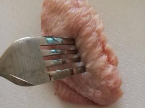 2.那牙签或者叉子在鸡翅上扎几个小洞，方便入味。