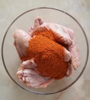 4.奥尔良腌料粉倒在鸡翅里。