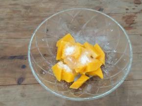 南瓜去皮切成片，放入锅中蒸熟(约十分钟)，取出趁热加入白糖搅拌成泥。