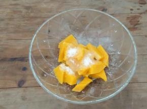南瓜去皮切成片，放入锅中蒸熟(约十分钟)，取出趁热加入白糖搅拌成泥。