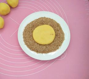 两面粘上一层白芝麻(饼两面刷上一层清水，芝麻好粘些)